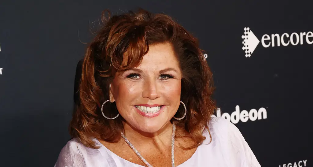 Abby Lee Miller memberikan arahan kepada para penarinya