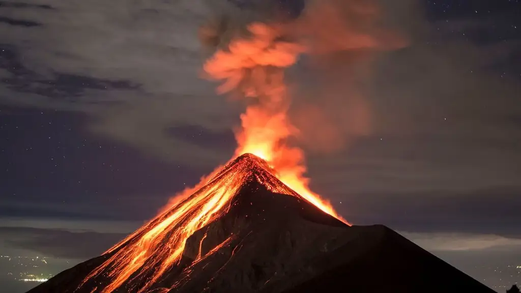 Erupsi Gunung Merapi dengan pencahayaan dramatis