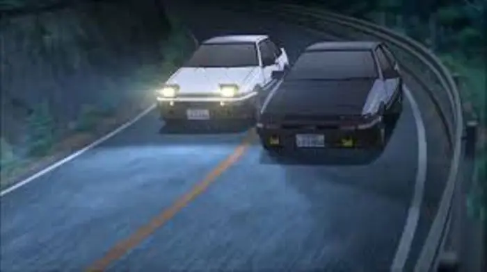 Gambar mobil AE86 sedang drifting di jalan gunung