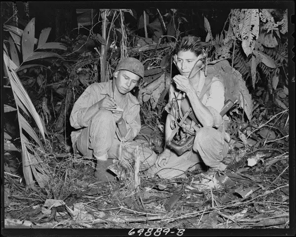 Prajurit Navajo dalam adegan film Windtalkers