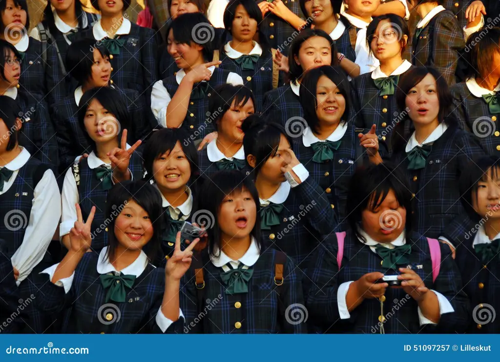 Adegan lucu dari para siswi SMA dalam versi live action Para siswi SMA Jepang tertawa lepas