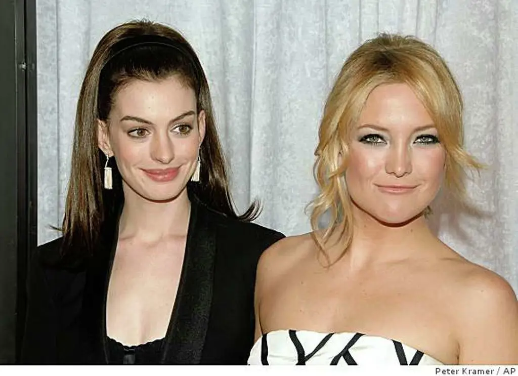 Anne Hathaway dan Kate Hudson dalam film Bride Wars