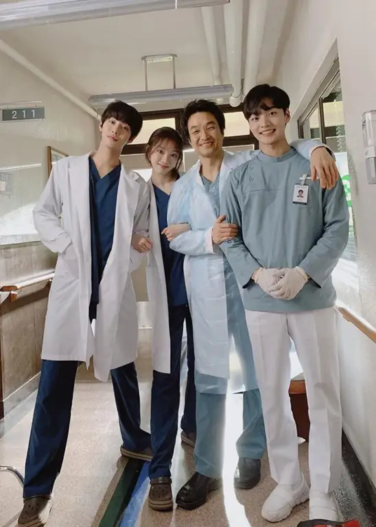 Adegan dari drama Dr. Romantic 3 yang memiliki kesamaan genre dengan Dr. Cha