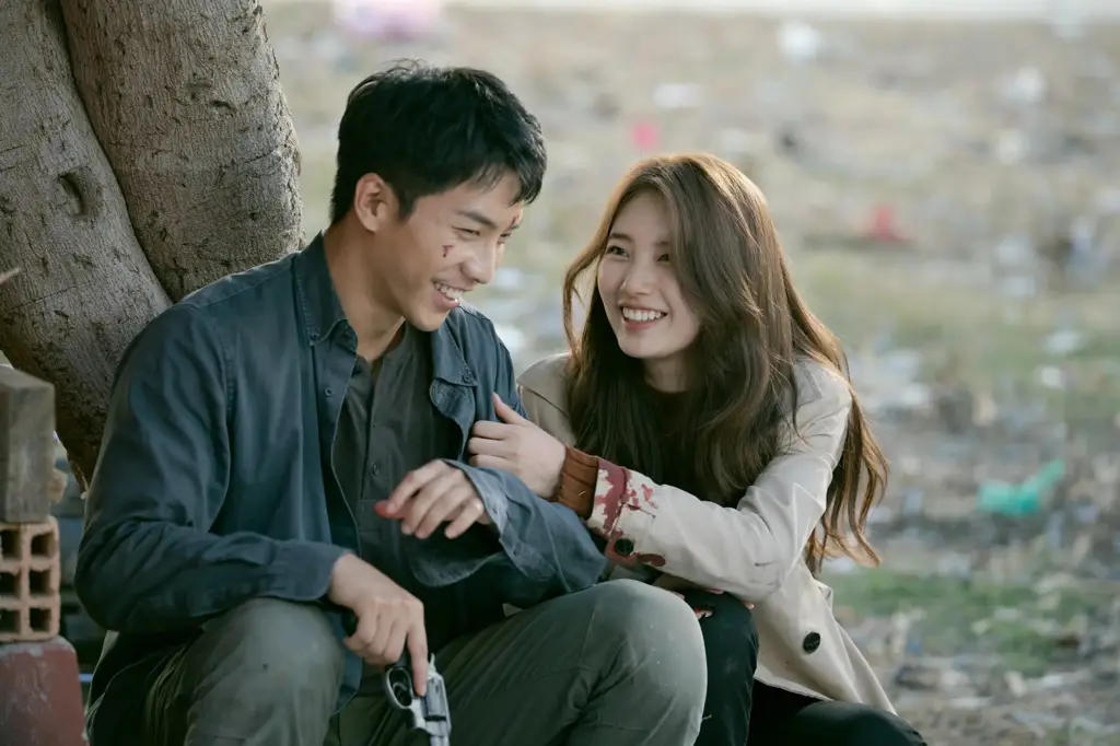 Lee Seung Gi dan Suzy Bae dalam drama Vagabond