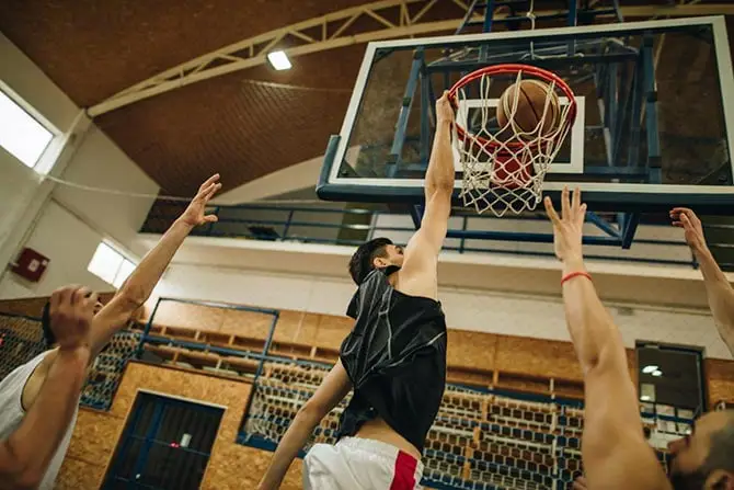 Adegan pertandingan basket Slam Dunk