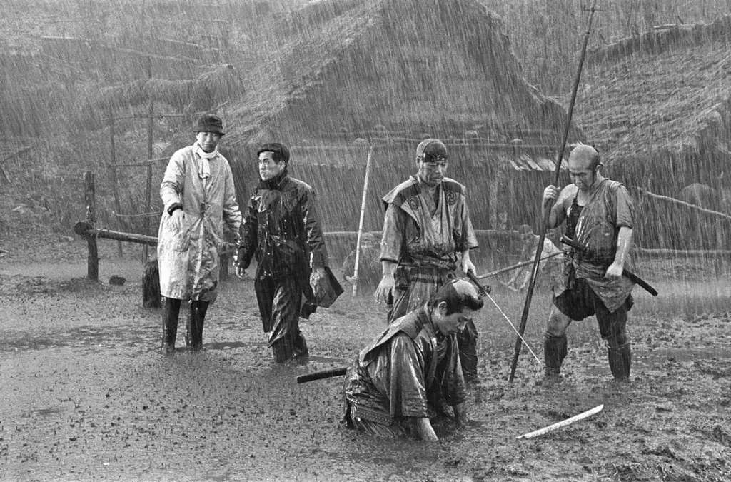 Adegan pertarungan samurai melawan bandit di film Seven Samurai