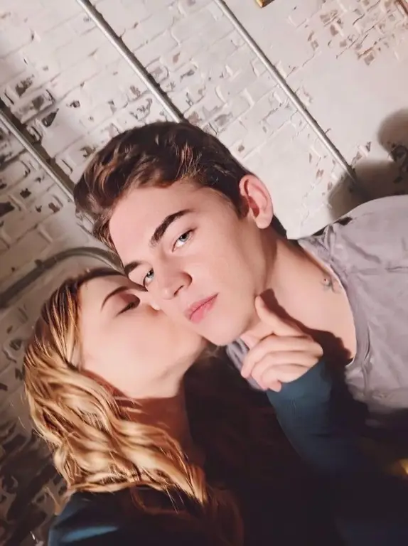 Hero Fiennes Tiffin dan Josephine Langford sebagai Hardin dan Tessa