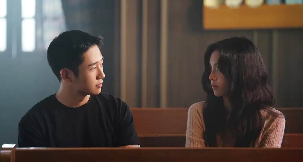 Jisoo dan Jung Hae-in dalam drama Snowdrop