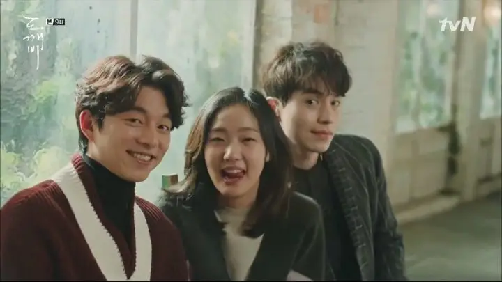 Gambar adegan Goblin yang menampilkan Kim Go Eun dan Gong Yoo