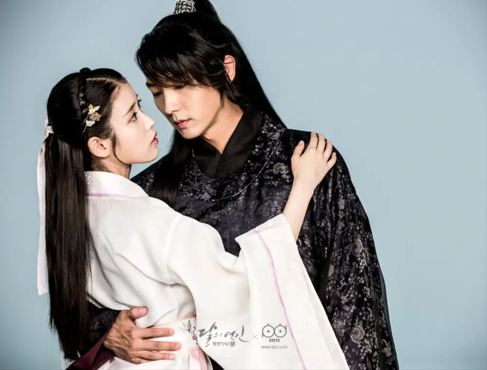 Lee Jun Ki dan IU dalam drama Moon Lovers