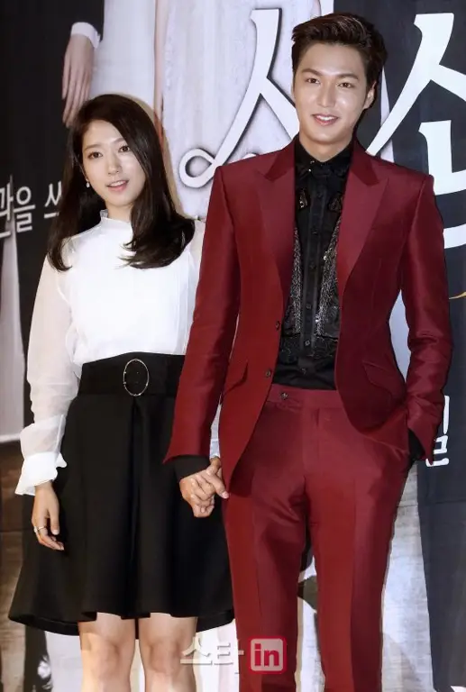 Lee Min Ho dan Park Shin Hye dalam drama The Heirs