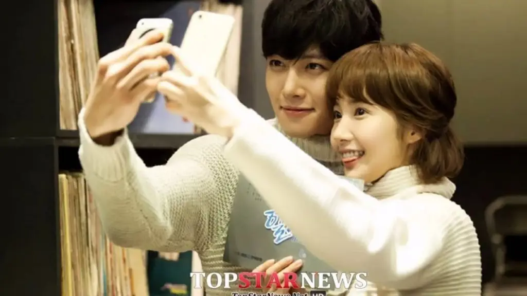 Park Min Young dan Ji Chang Wook dalam drama Healer