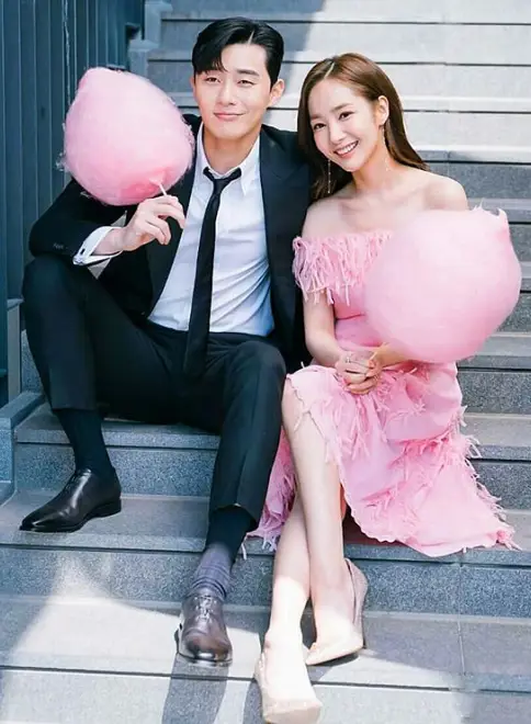 Park Seo Joon dan Park Min Young dalam drama Sekretaris Kim