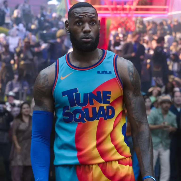 LeBron James dan Bugs Bunny dalam Space Jam 2