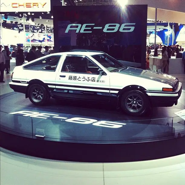 Gambar AE86 Takumi sedang mengantarkan tahu