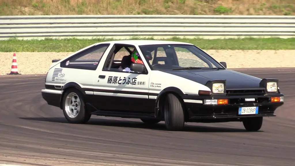 Gambar AE86 Trueno, mobil ikonik yang dikendarai Takumi Fujiwara.