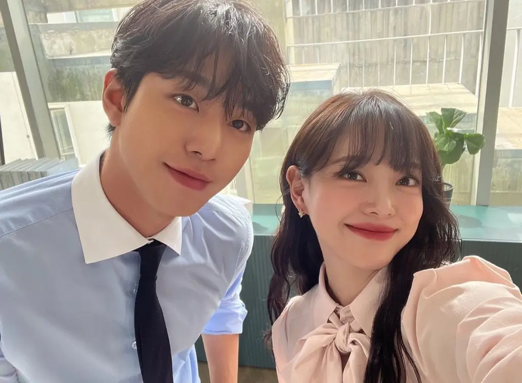 Foto Ahn Hyo Seop dan Kim Sejeong sebagai pemeran utama BTTH