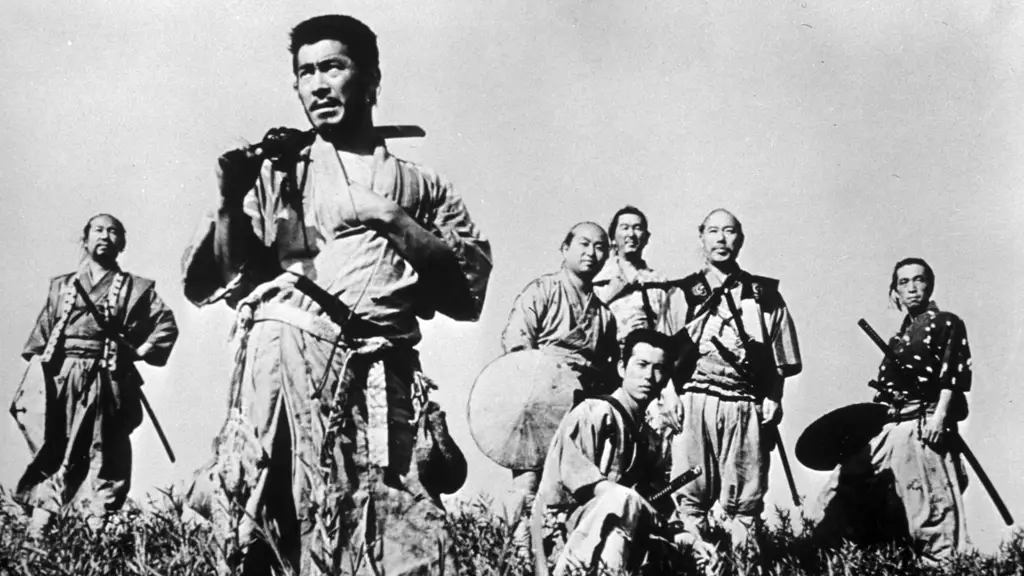 Foto Akira Kurosawa sedang menyutradarai sebuah adegan film