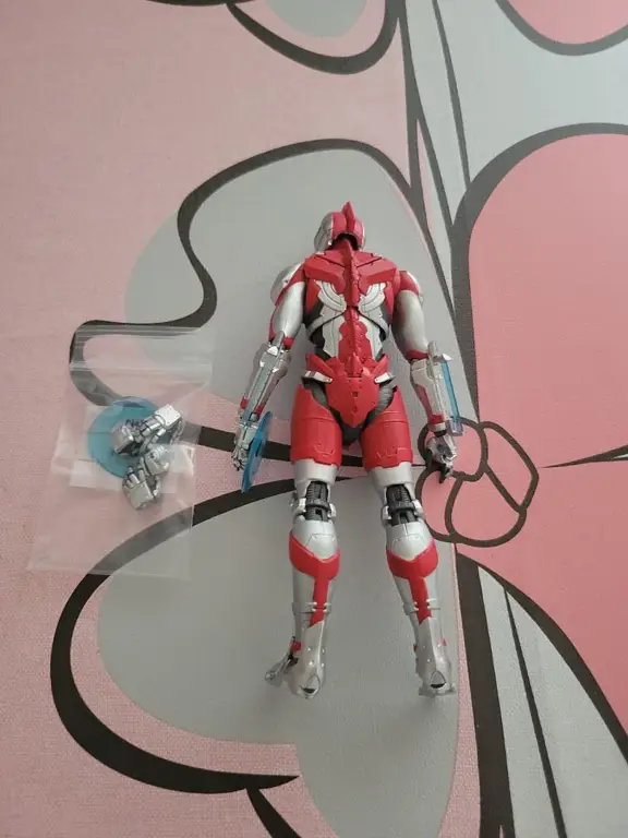 Gambar aksesoris yang disertakan dalam paket SHF Ultraman The Animation