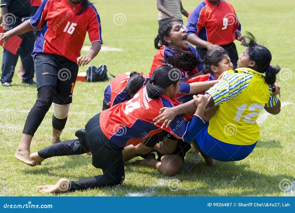 Para pemain Kabaddi sedang bertanding dengan penuh semangat