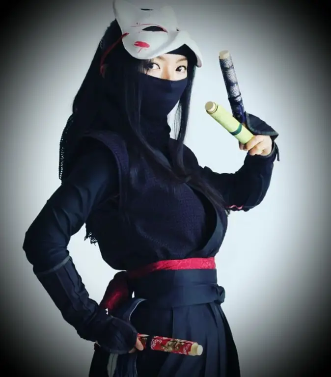 Ilustrasi seorang wanita ninja Jepang dalam aksi diam-diam