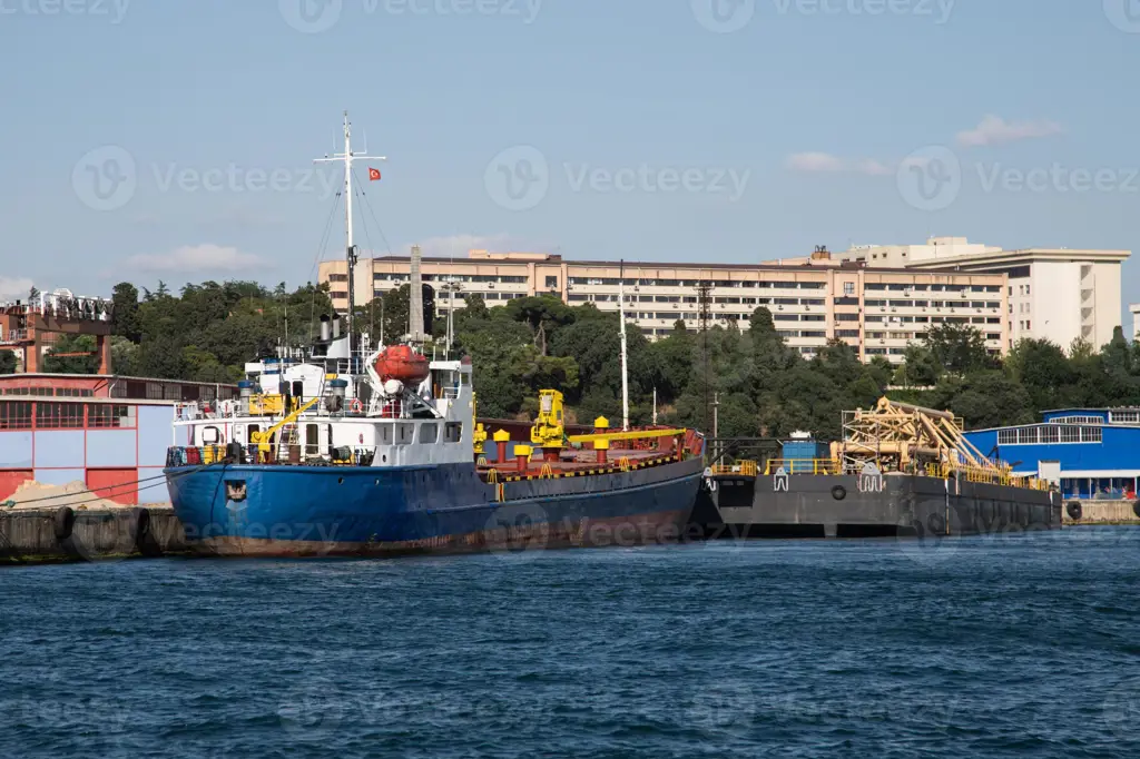 Kapal kargo di pelabuhan