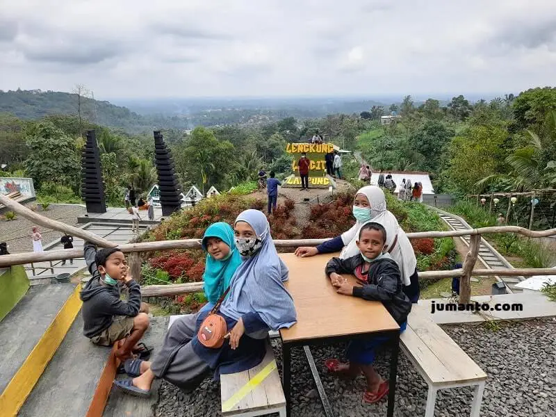 Orang-orang menikmati waktu di Bandar Lampung