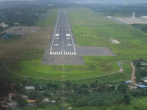 Pesawat di landasan pacu Bandar Udara Dobo