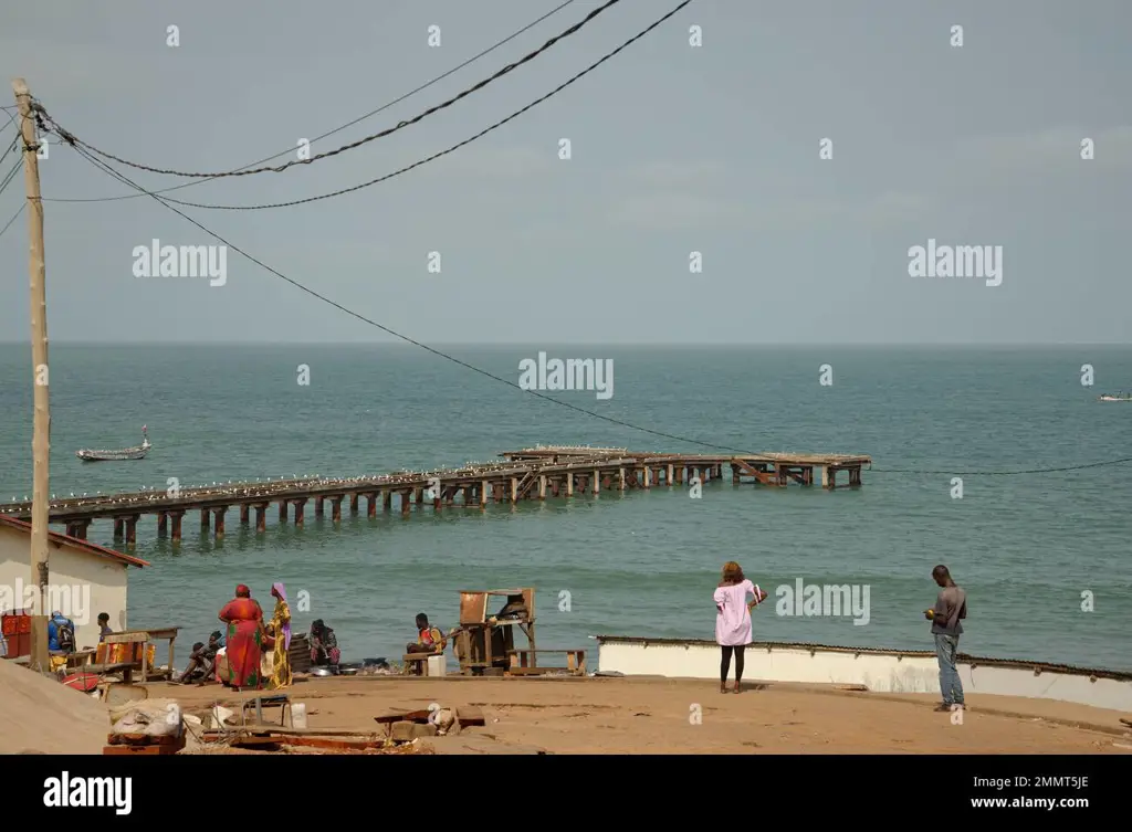 Foto Pelabuhan Bandar Bakau Jaya yang ramai aktivitas bongkar muat barang