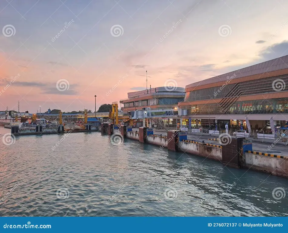 Pelabuhan Bandar Lampung yang ramai