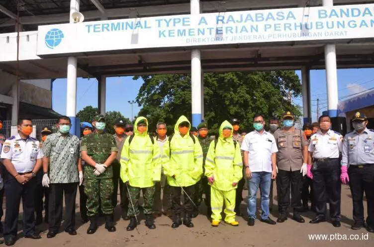 Pemandangan Pelabuhan Bandar Lampung yang ramai dengan aktivitas bongkar muat barang.