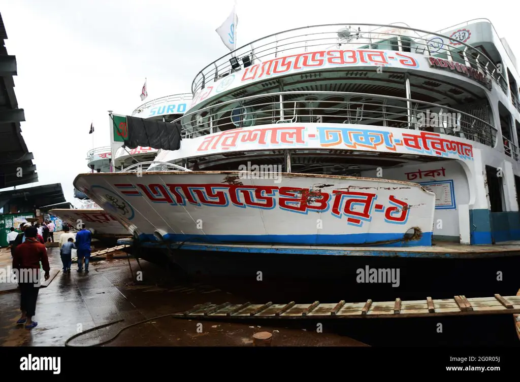 Suasana ramai di Pelabuhan Bandar Sri Laksamana Bengkalis