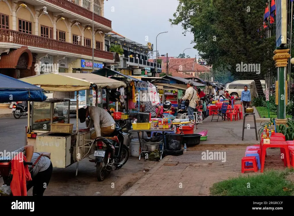 Gambar pasar tradisional di Kamboja, menunjukkan aktivitas ekonomi lokal