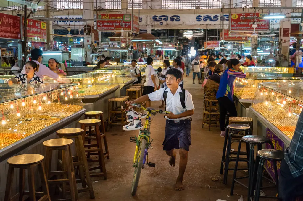 Suasana pasar tradisional di Kamboja.