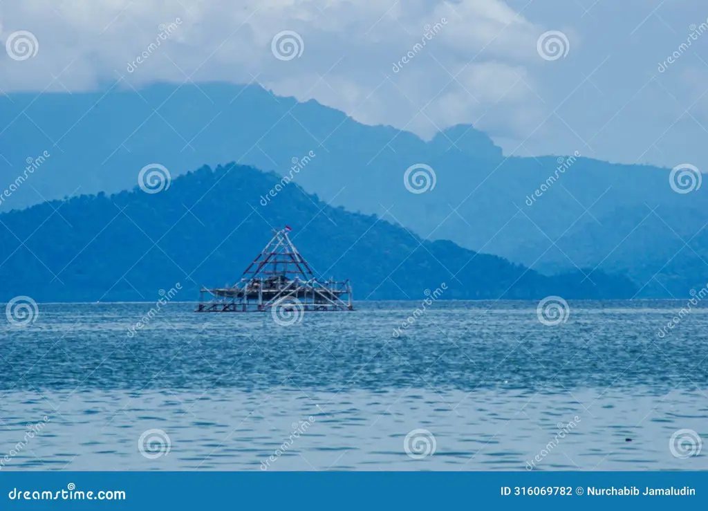 Perahu nelayan tradisional di Bandar Lampung