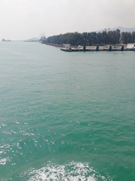 Pelabuhan Bandar Lampung yang ramai