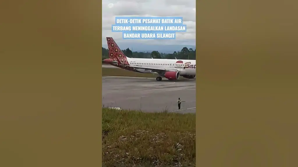 Pesawat lepas landas dari Bandara Silangit