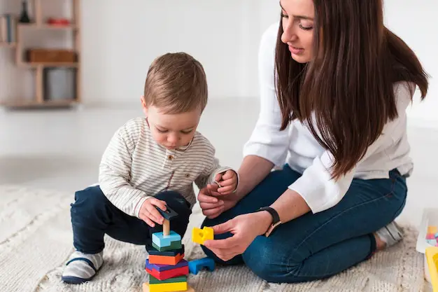 Ibu dan anak sedang bermain