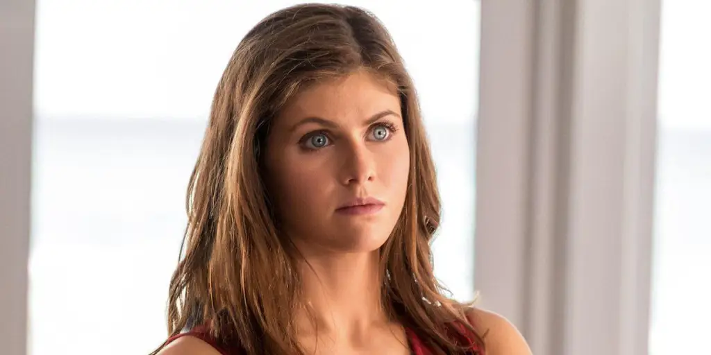 Gambar Alexandra Daddario dalam adegan True Detective