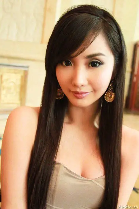 Alodia Gosiengfiao bersama penggemarnya