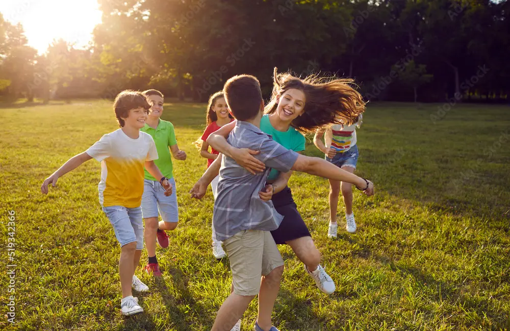 Gambar anak-anak bermain dengan gembira di tempat penitipan anak