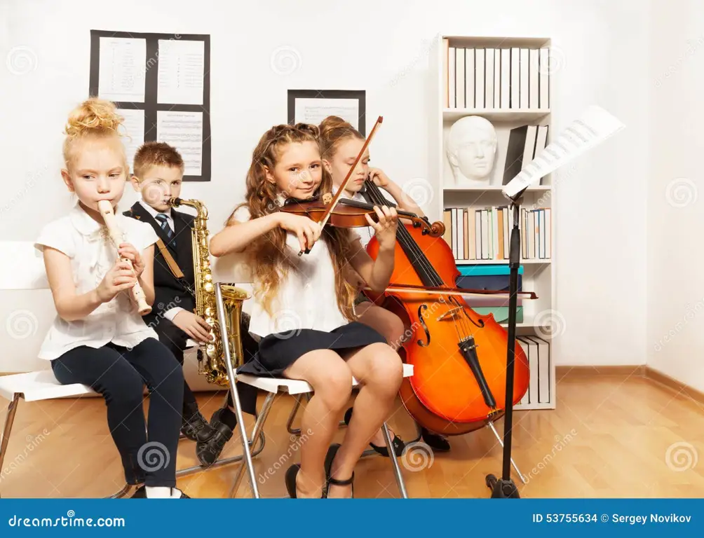 Sekelompok anak-anak bermain alat musik