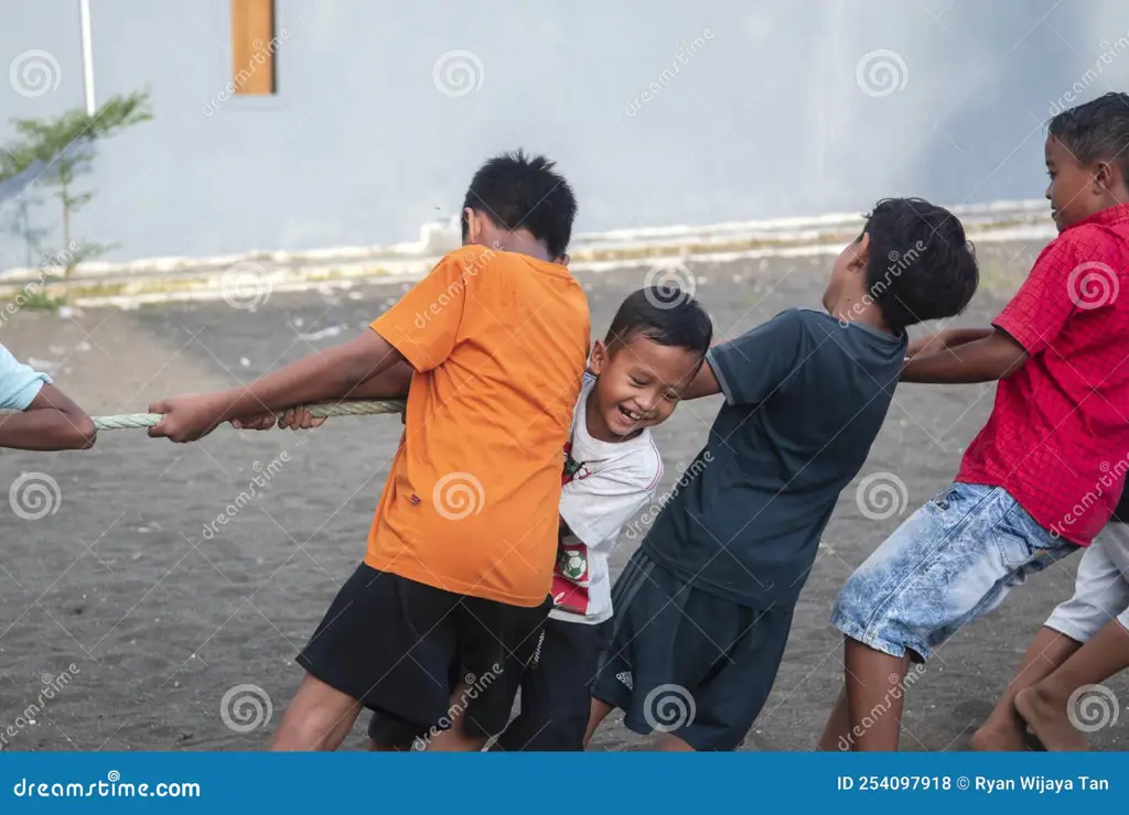 Anak-anak Indonesia sedang bermain dengan ceria.