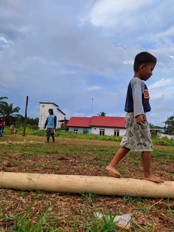 Anak-anak Indonesia bermain bersama dengan ceria.