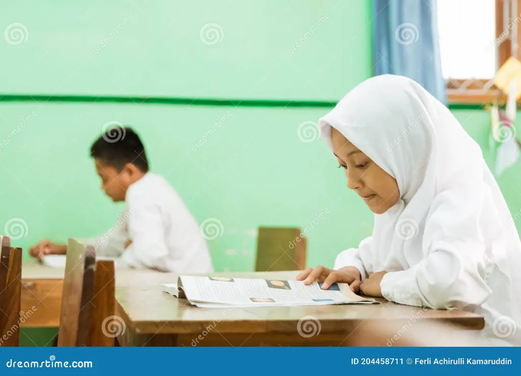 Anak-anak Indonesia membaca buku