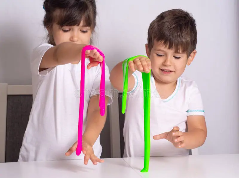 Gambar anak-anak bermain dengan slime lucu