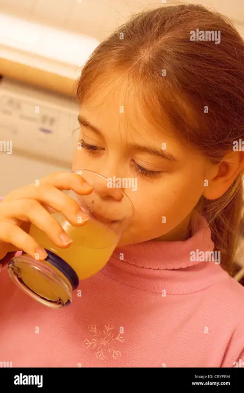 Anak yang gembira sedang mengonsumsi vitamin