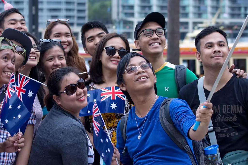 Sekelompok anak muda Indonesia sedang mengobrol