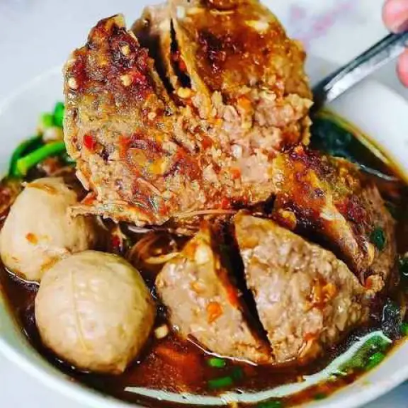 Berbagai jenis bakso beranak dengan isian dan topping yang berbeda