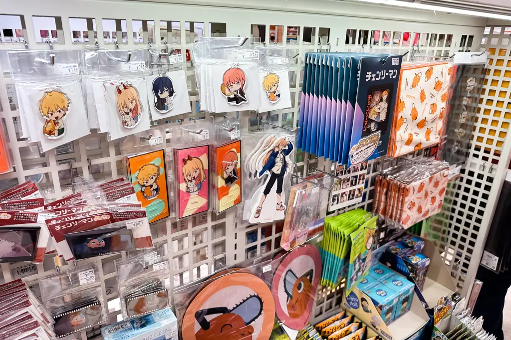 Berbagai macam merchandise anime seperti mug, gantungan kunci, dan kaos